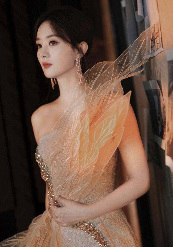 赵丽颖亮相《与风行》发布会：身着金色凤凰裙，气质卓绝惊艳全场！